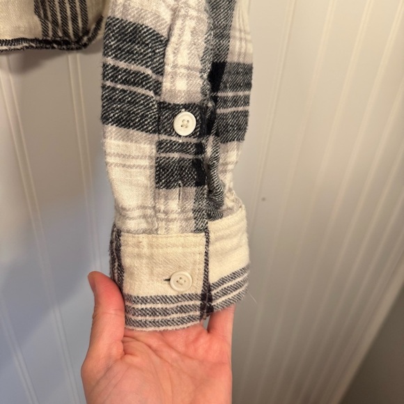 American Eagle Women’s Black & White Plaid Flannel Cropped Button Down Size M - Picture 3 of 10